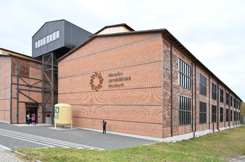 Stroje na prodej a na poli