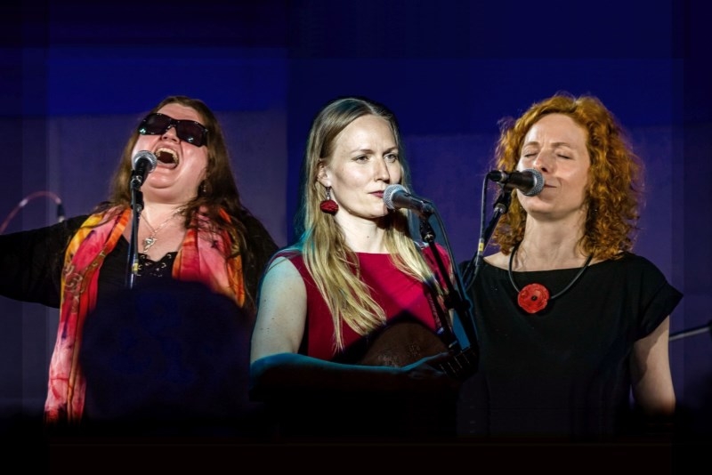 Blondýna, Šansonika a manželská krize