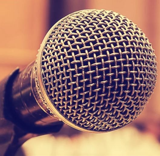 Kdo pomáhá a kdo se veze