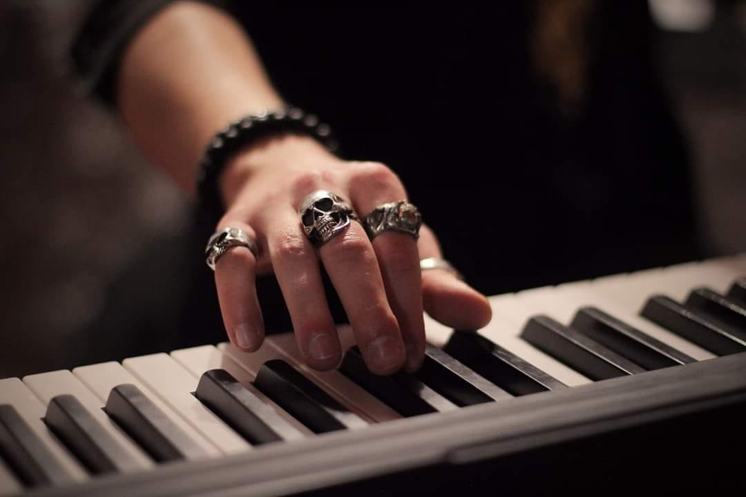 Hudební čtvrtek - Dogs in the park a Peter Gábor ml.