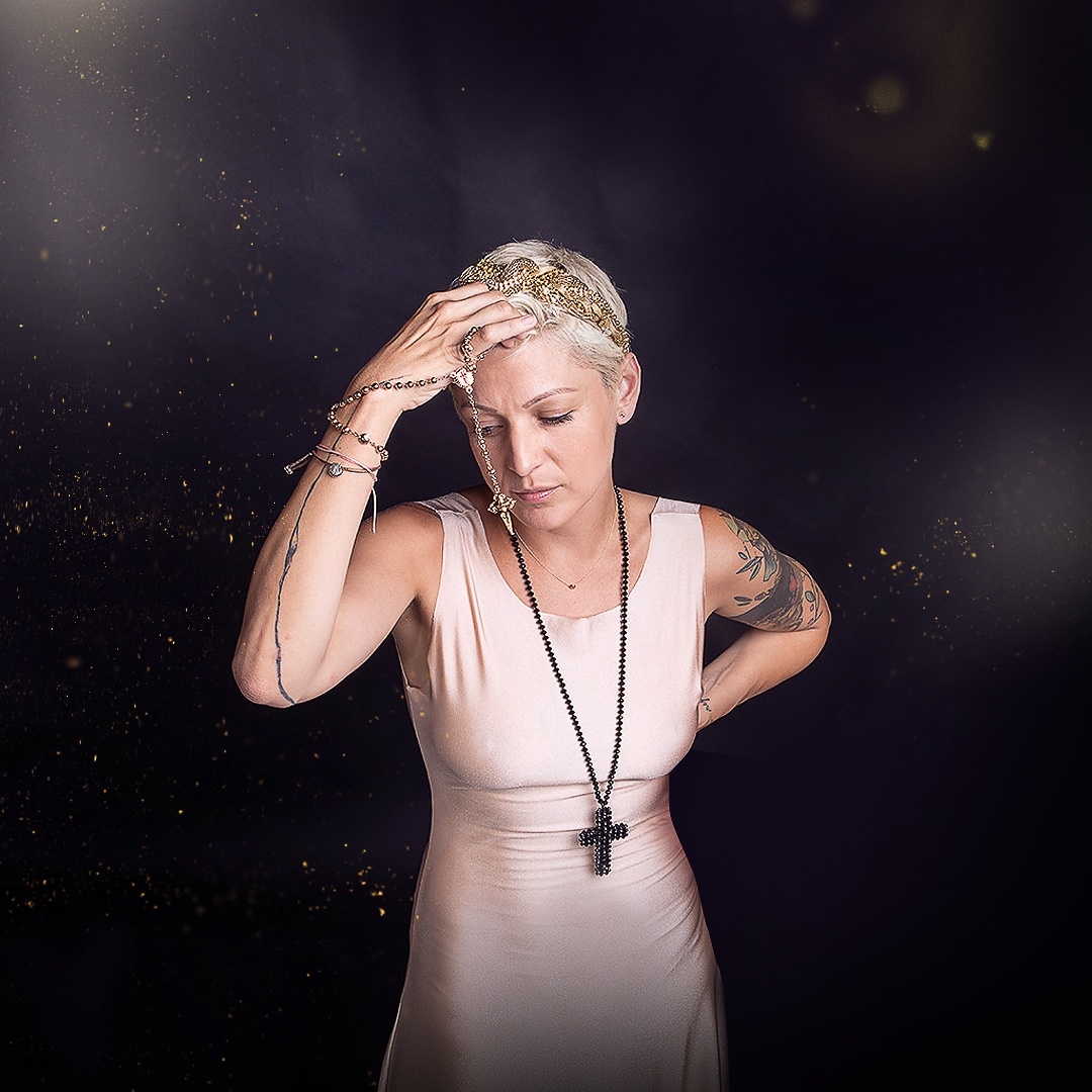 Adéla Elbel - První poločas rozpadu